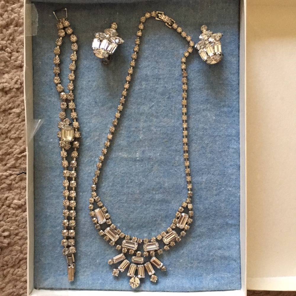 Choker, bracelet and clip on earrings vintage set